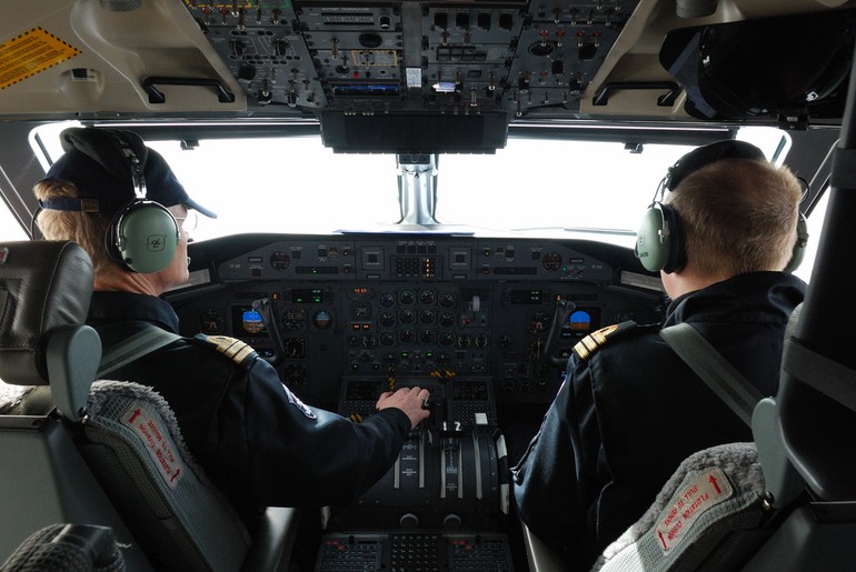 O que os pilotos escutam em seus fones de ouvido durante o voo?