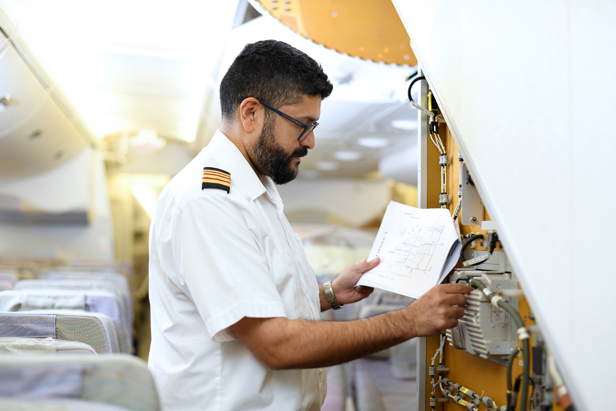 Ingeniero de Emirates comprobando la modernización