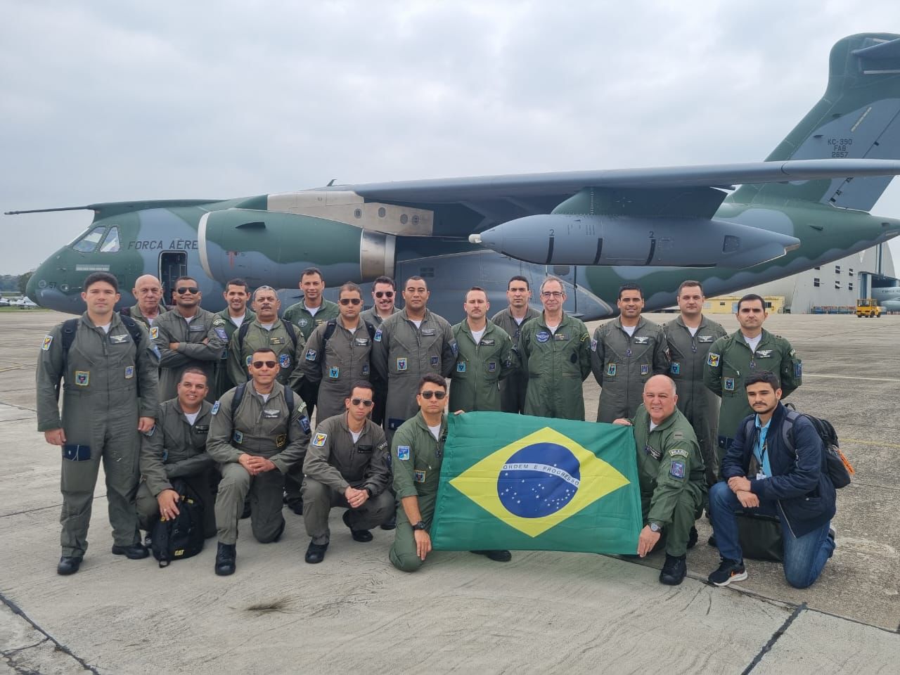 Militares da FAB diante do KC-390