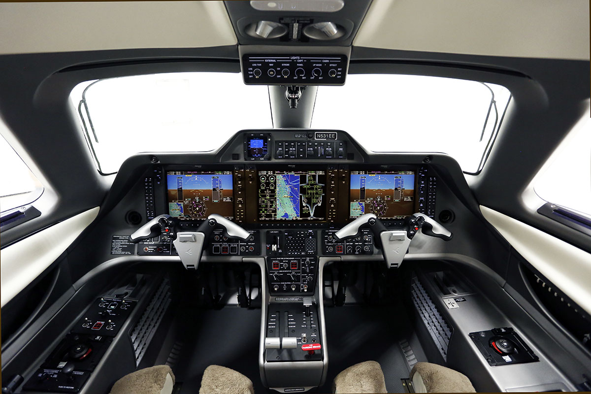 Cockpit Phenom 100