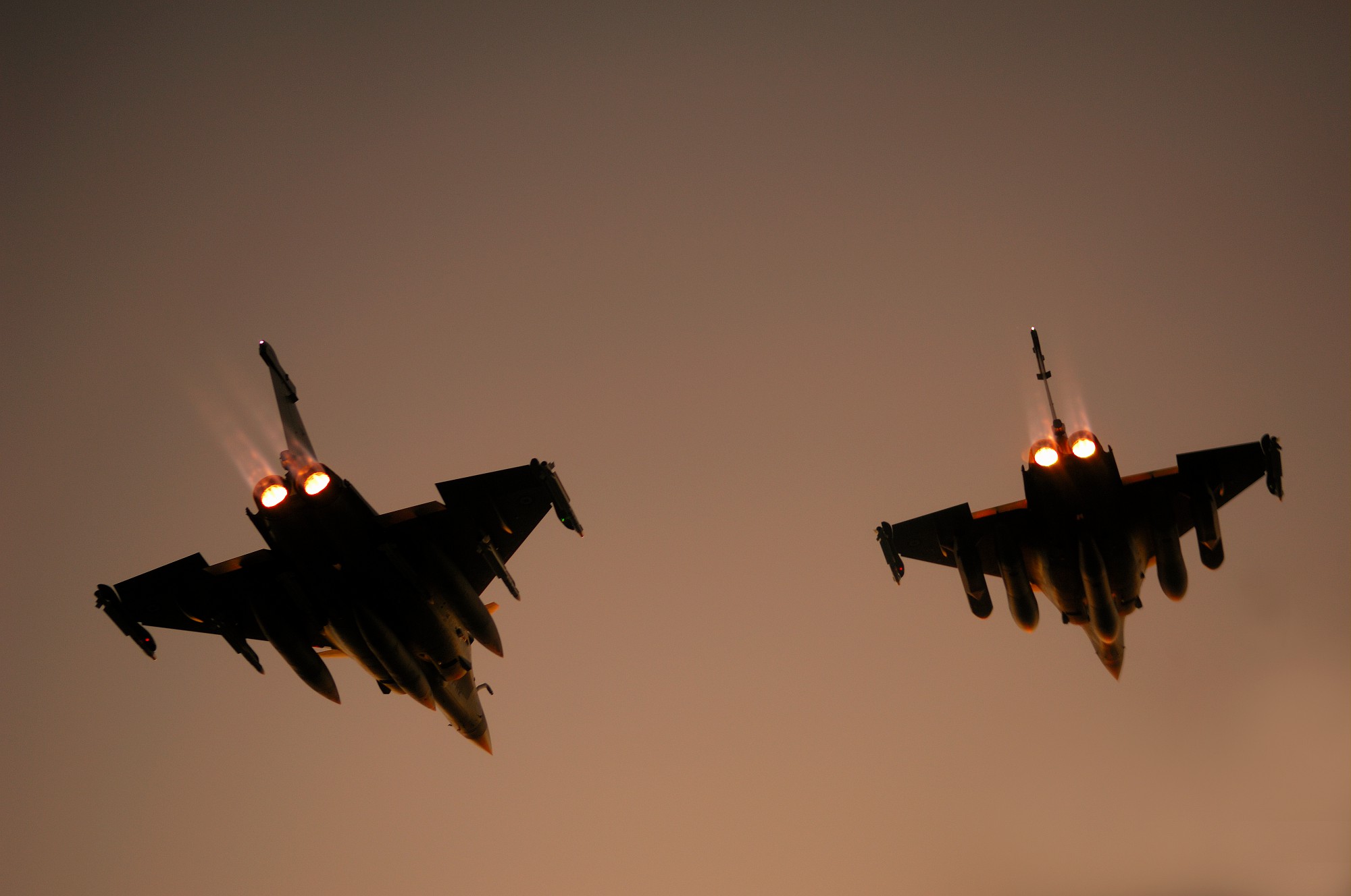 Dupla de Dassault Rafale em voo