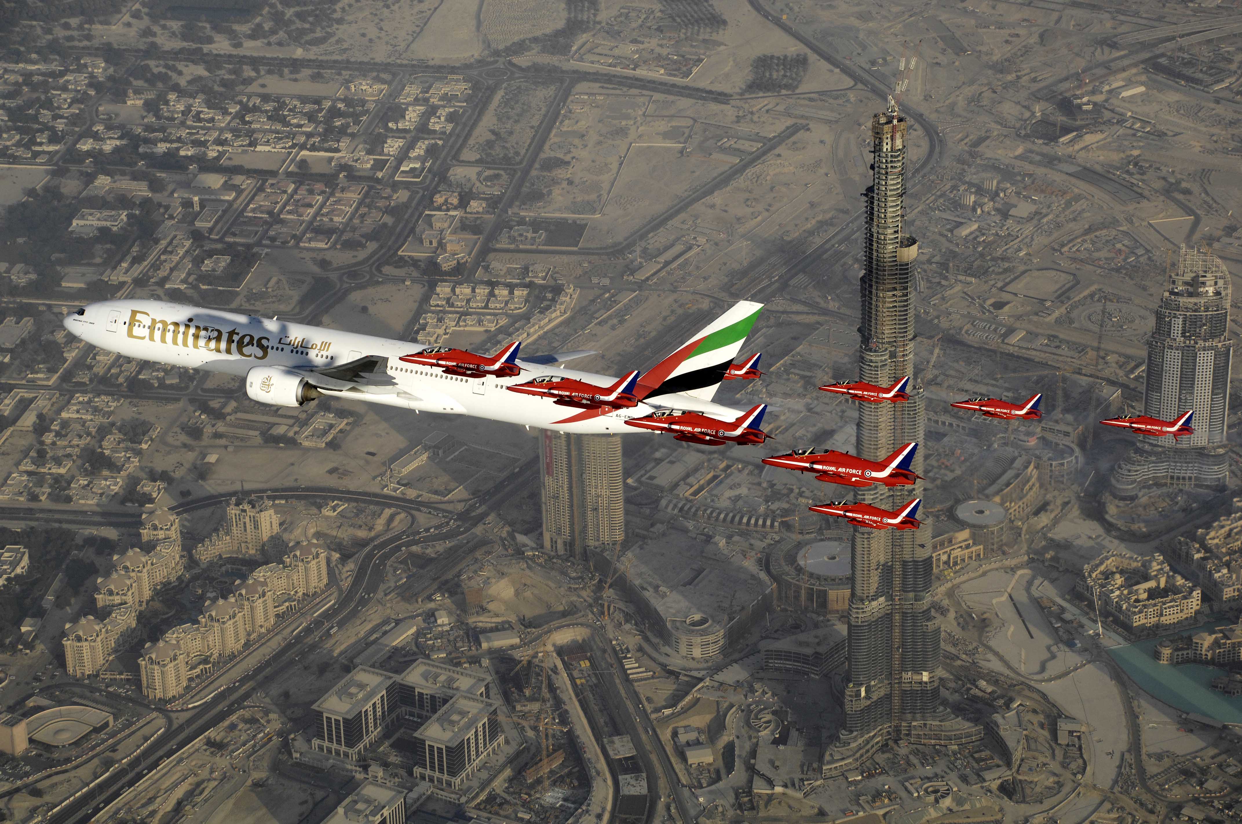 Boeing 777 da Emirates e os Red Arrows