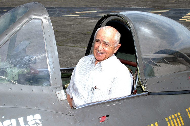 Major-Brigadeiro Rui Moreira Lima em uma aeronave P-47