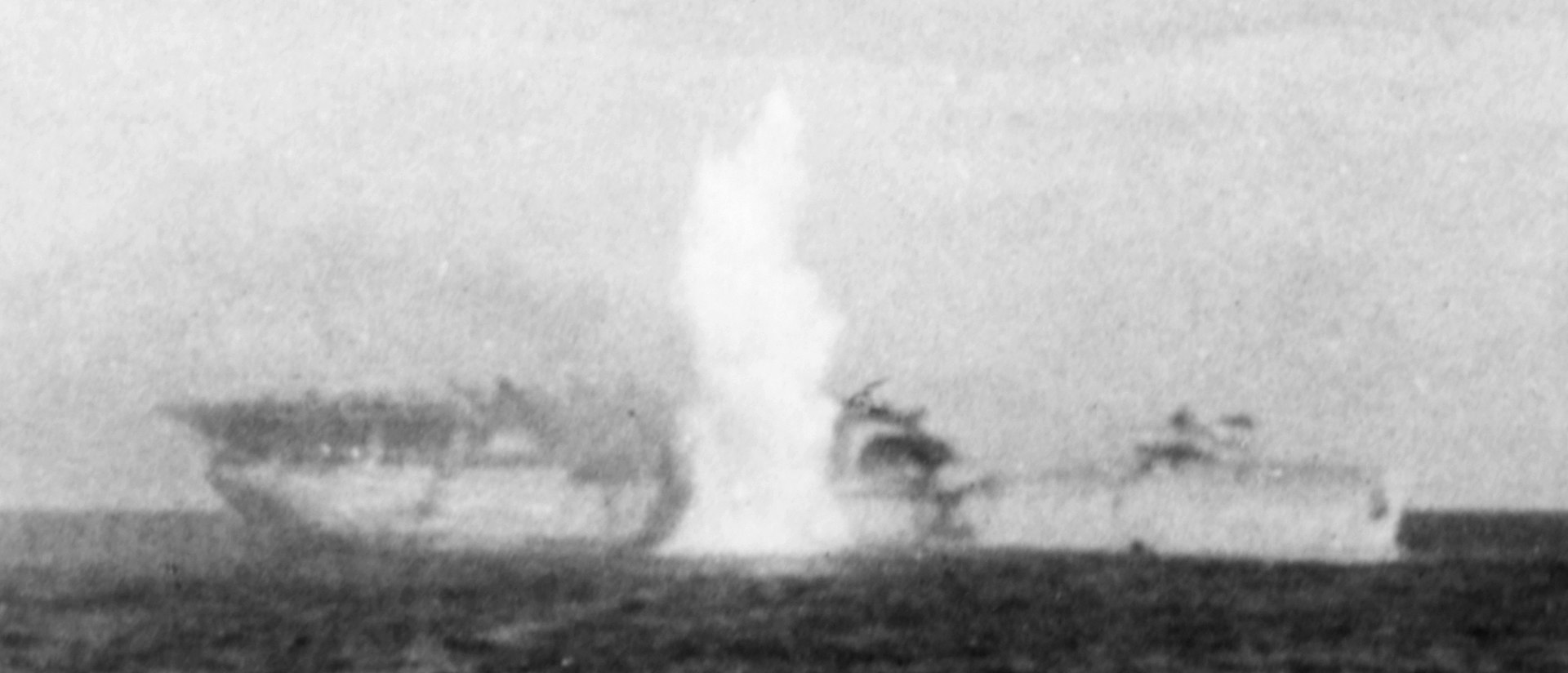 USS Langley após ataque japones
