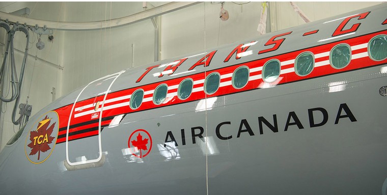 Airbus A220 da Air Canada com pintura retro