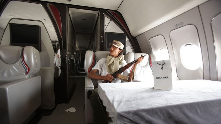 Rebeldes a bordo do Airbus A340 do ditador líbio Muammar Kaddafi