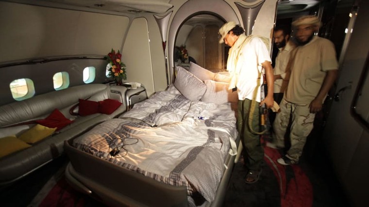 Rebeldes a bordo do Airbus A340 do ditador líbio Muammar Kaddafi