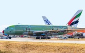 Último A380 é fotografado ao deixar linha de montagem principal da Airbus