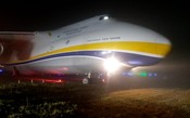 Antonov An-124 para na grama após pousar no aeroporto de Guarulhos