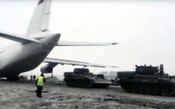 Tanques de guerra são usados para resgatar Antonov acidentado