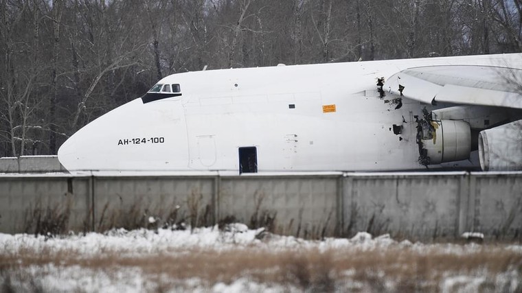 Detalhe dos danos estruturais no An-124 após falha em um dos motores