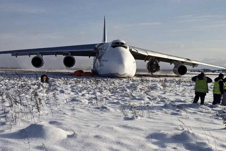 Antonov An-124 parou fora da pista após pouso de emergência