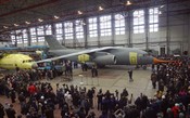 Antonov faz roll-out de aeronave concorrente do brasileiro KC-390