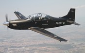 Avião de combate brasileiro surpreende Dubai Air Show 