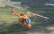 Helicóptero monoturbina voa na mais alta cordilheira do mundo