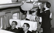 Bebês acomodados no bagageiro do avião