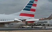 Avião da American Airlines bateu e derrubou poste de iluminação
