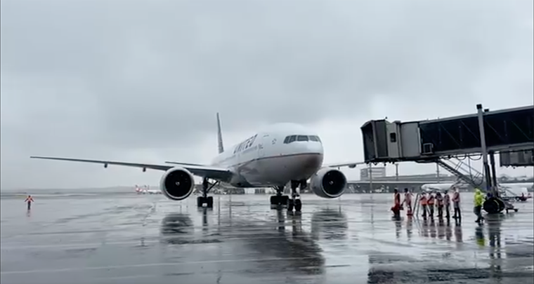 Boeing 777 da United Airlines trazendo vacinas da Janssen
