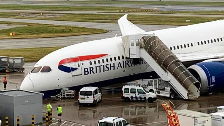 Boeing 787 da British Airways após colapso do trem de pouso