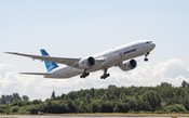 Com pintura simplificada o terceiro 777X realiza voo inaugural