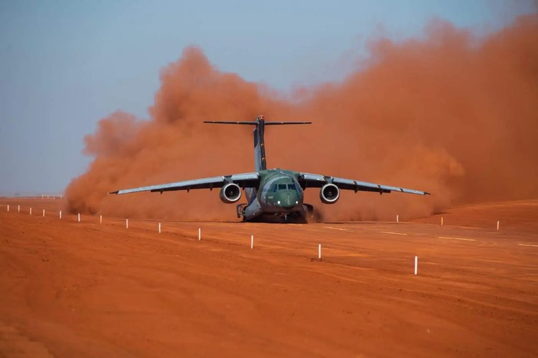 C-390 Millenium em ensaios em pista de terra