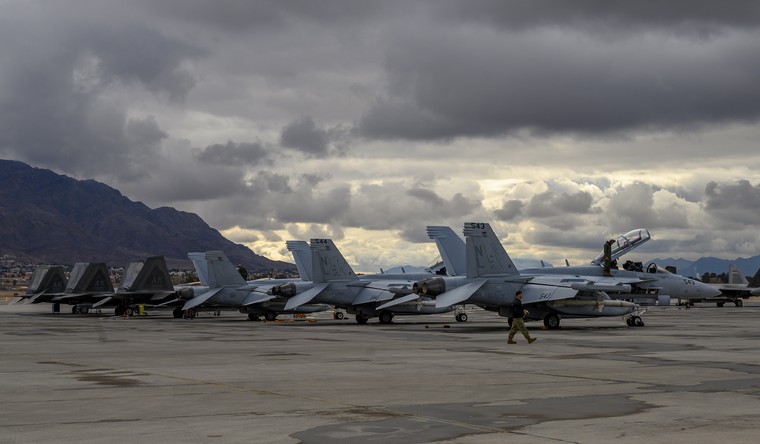 F-22 e F/A-18 na base aérea de Nellis, próximo a Las Vegas