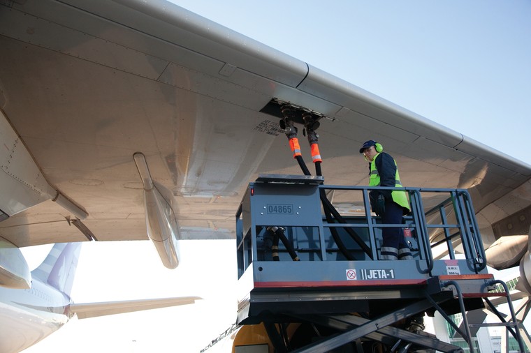 Aviao controle a gasolina