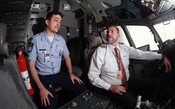 Controladores de tráfegos aéreo voam na cabine de Boeing 737