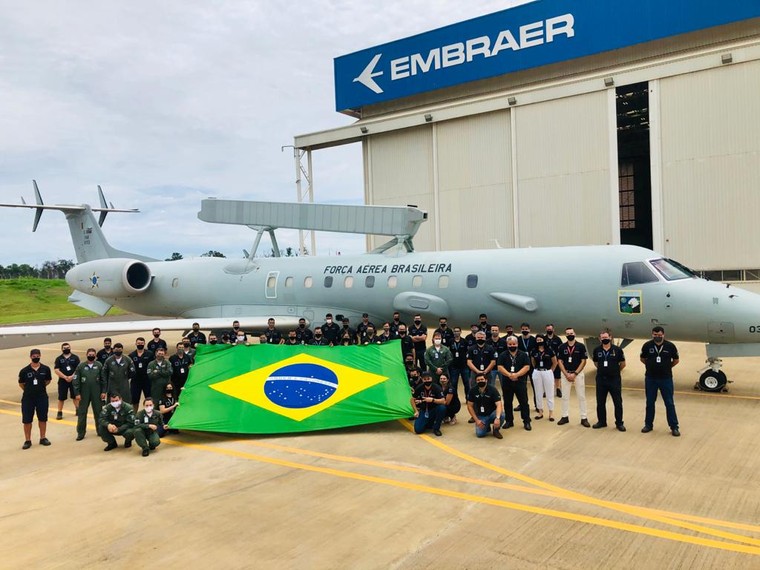 Militares da FAB durante recebimento do segundo E-99M