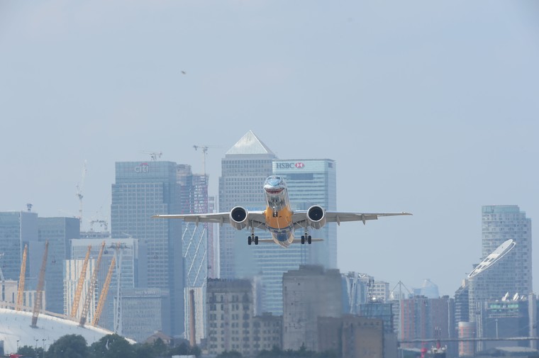 Embraer E190-E2 durante decolagem em London City
