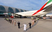 Emirates realiza primeiro voo com equipe totalmente vacinada