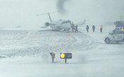Passageiro filma momento que avião sai da pista nos Estados Unidos