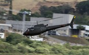 Helicóptero de Exército realiza tiros reais durante campanha de ensaios