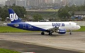 Pilotos de companhia aérea indiana cortam motor bom após colisão com pássaros 