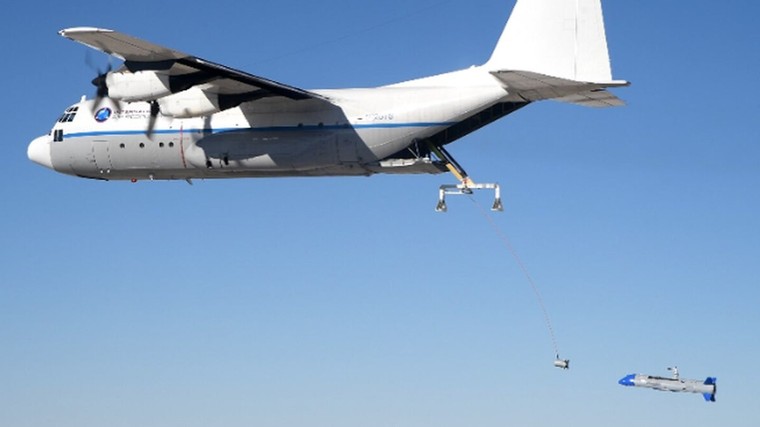 C-130 Hércules recupera drone
