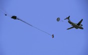 KC-390 Millennium completa testes de lançamento de cargas por gravidade
