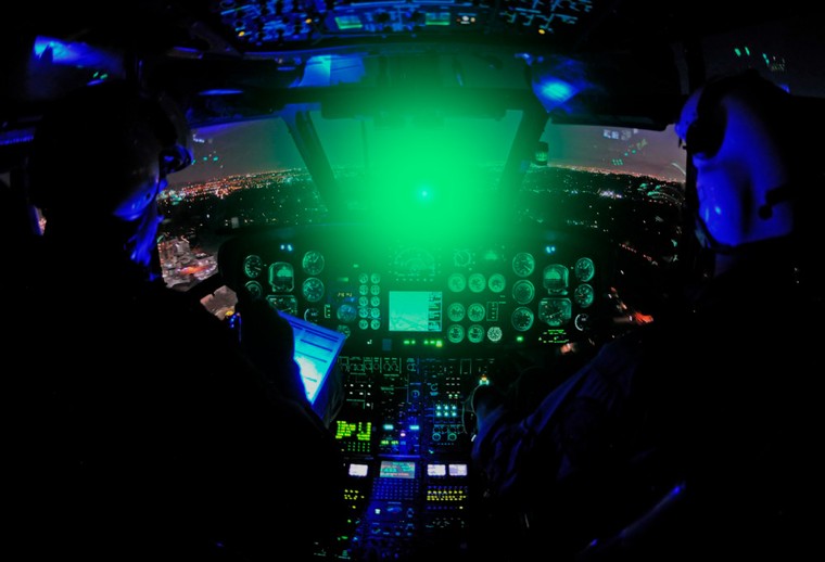 Laser apontado para dentro do cockpit