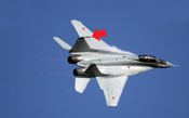 Caça russo perde parte do painel da asa durante demonstração aérea