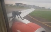 Homem sobe na asa de avião que aguardava para decolar na Nigéria