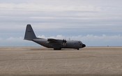 C-130 pousa na praia durante exercício da Otan