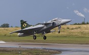 Piloto de testes brasileiro realiza primeiro voo com o Gripen