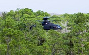 Helicóptero de última geração dos EUA pousa em local extremamente apertado