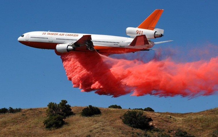 Apagar O Fogo Com Um Balde De água. Incêndios Florestais No Verão