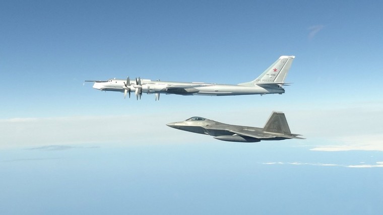 Tu-95 e F-22