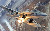 Explode a capota de um jato militar EA-18 Growler