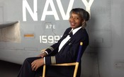 A trajetória da primeira mulher negra a pilotar um avião da Marinha dos EUA