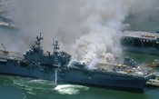 Incêndio de grandes proporções atinge navio da marinha dos EUA