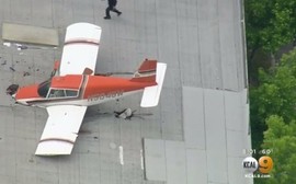 Piloto sobrevive após pouso de emergência sobre um prédio em Los Angeles 